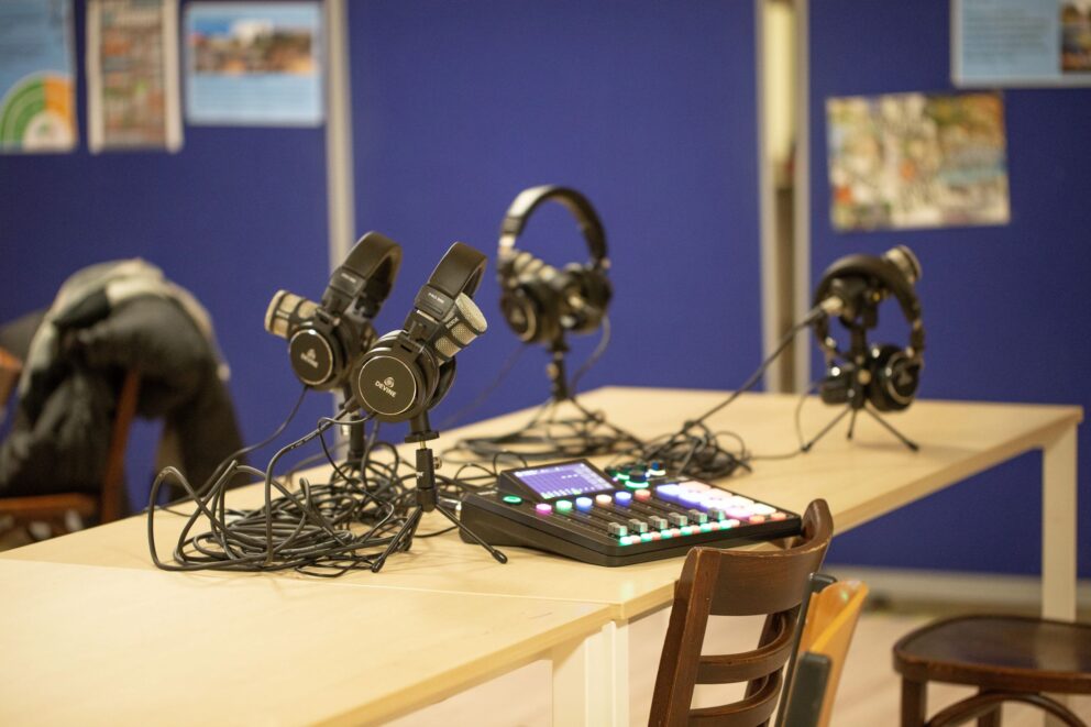 Yuverta provides their VET students with a podcast training. With this podcast training, the students can develop new skills, which they can use to share their experiences and opinions on such topics as biodiversity, health, and the need for sustainable cities.